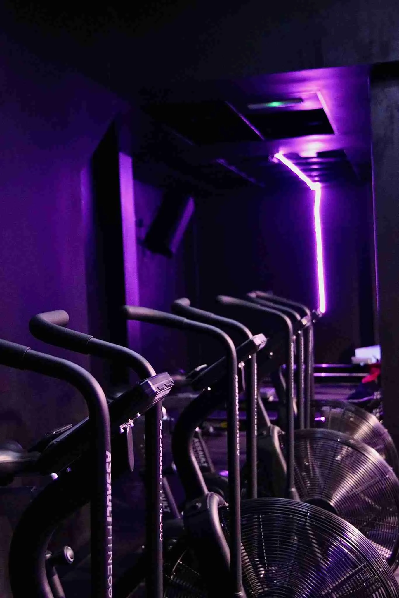 Cinta curva y luces moradas del estudio